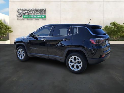 Used 2025 Jeep Compass Sport image 3