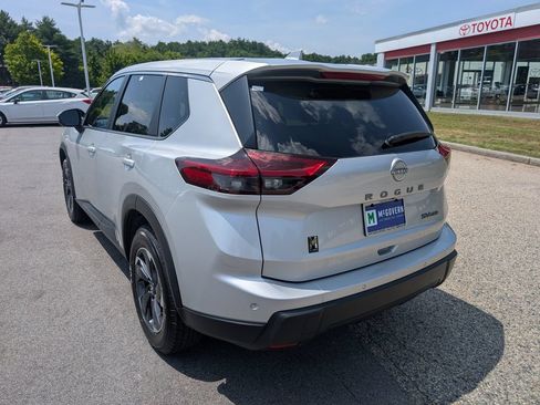Used 2024 Nissan Rogue SV AWD/4WD image 3