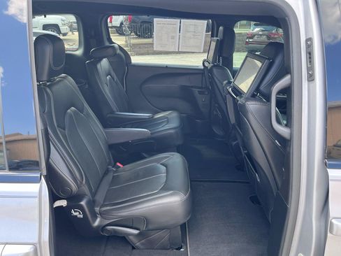 Used 2018 Chrysler Pacifica Touring-L Plus FWD image 20