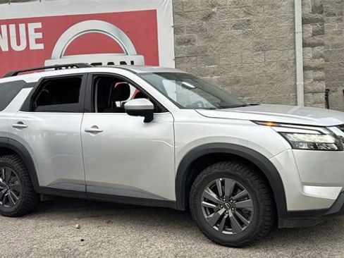 Used 2024 Nissan Pathfinder SV image 3