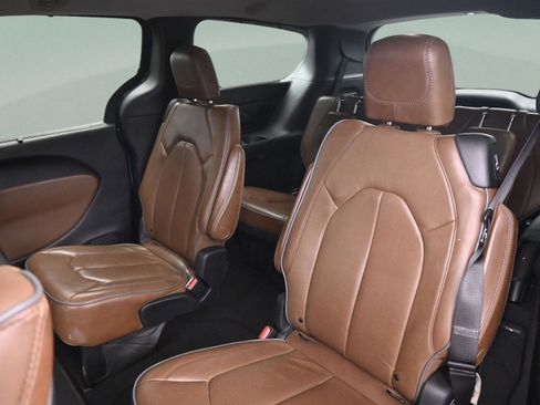 Used 2017 Chrysler Pacifica Limited w/ UConnect Theater Package image 32
