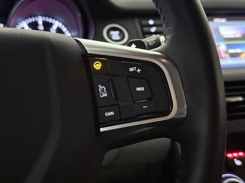 Used 2016 Land Rover Discovery Sport SE image 39