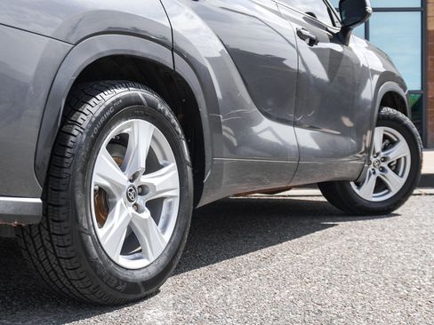 Used 2022 Toyota Highlander LE image 11