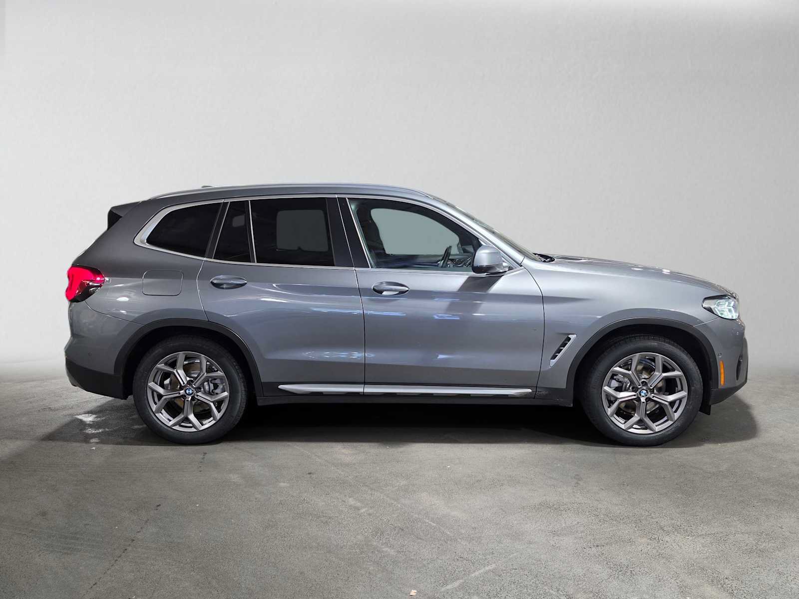 Used 2023 BMW X3 xDrive30i w/ Premium Package w/ZPA AWD/4WD image 2