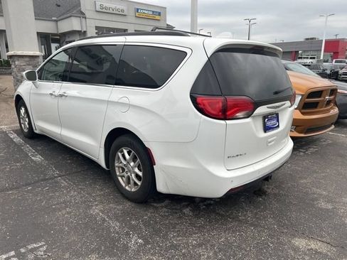 Used 2020 Chrysler Pacifica Touring FWD image 9