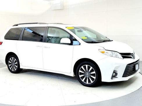 Used 2019 Toyota Sienna XLE w/ XLE Navigation Package AWD/4WD image 7