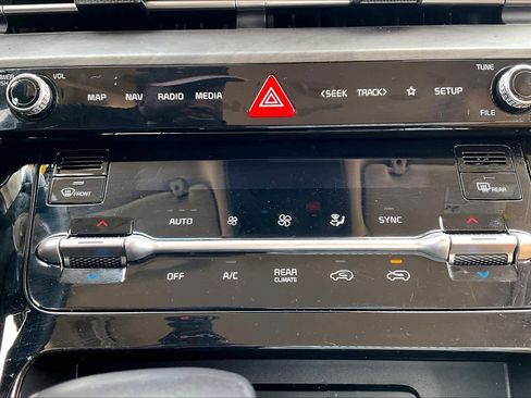 Used 2024 Kia Carnival EX FWD image 34