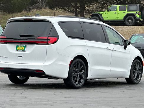 New 2026 Chrysler Pacifica Select image 4