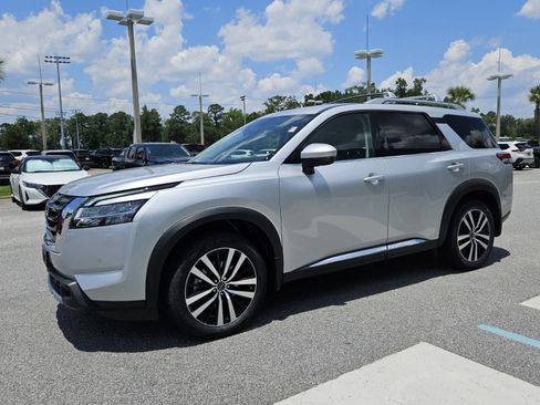 Used 2024 Nissan Pathfinder Platinum w/ Cargo Package FWD image 2