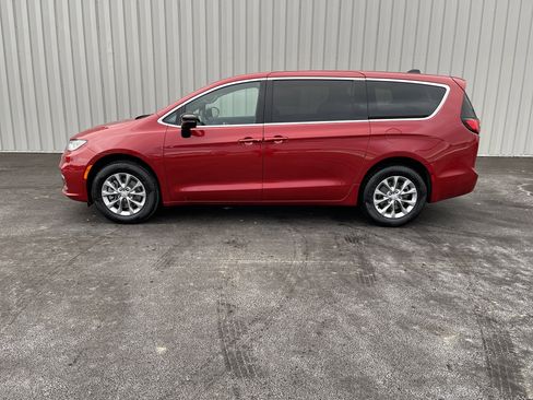New 2026 Chrysler Pacifica Limited w/ Trailer Tow Group image 3
