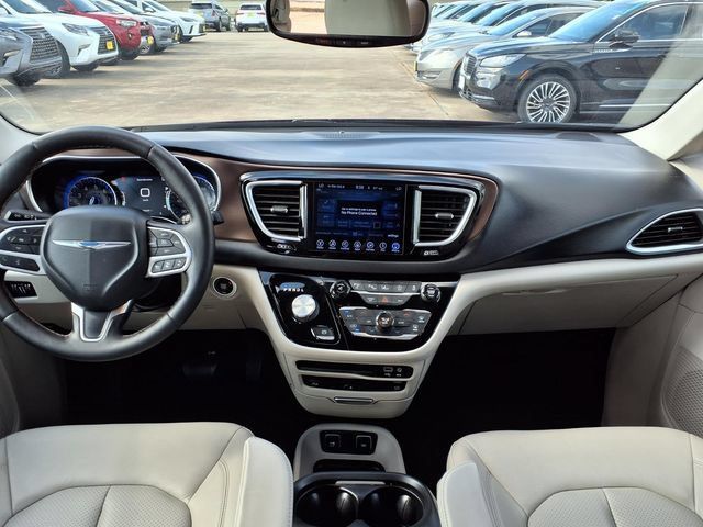 Used 2017 Chrysler Pacifica Touring-L Plus w/ Advanced Safetytec Group FWD image 7