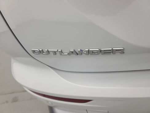 Used 2025 Mitsubishi Outlander SE image 11