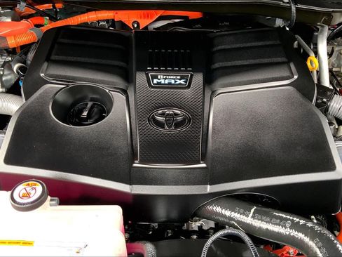 Used 2025 Toyota Sequoia Platinum AWD/4WD image 32