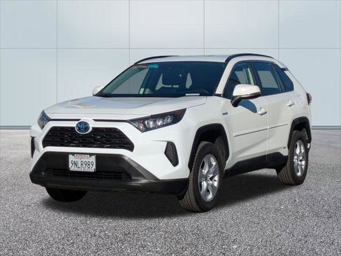 Used 2020 Toyota RAV4 LE image 1