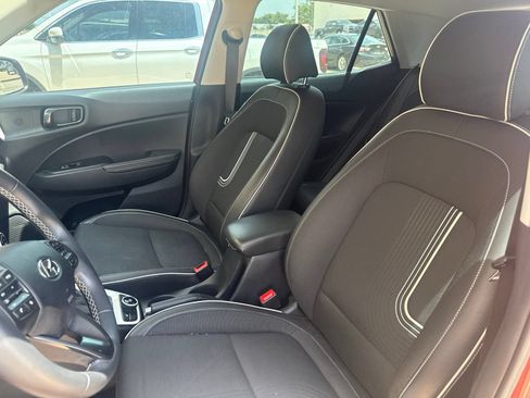 Used 2024 Hyundai Venue Limited FWD image 9
