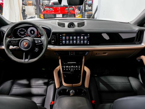 Used 2024 Porsche Cayenne w/ Premium Package Plus image 18