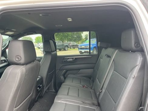 Used 2025 Chevrolet Suburban Z71 AWD/4WD image 34
