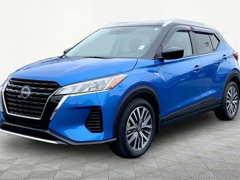 Used 2023 Nissan Kicks SV image 3