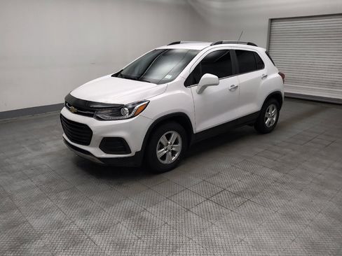 Used 2019 Chevrolet Trax LT w/ LT Convenience Package FWD image 2