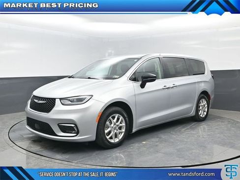 Used 2024 Chrysler Pacifica Touring-L FWD image 1