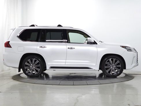 Used 2021 Lexus LX 570 4WD w/ Luxury Package image 12