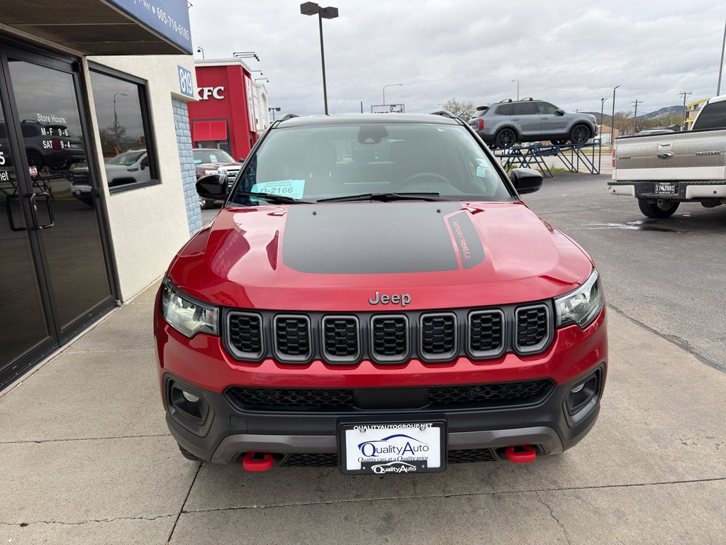 Used 2025 Jeep Compass Trailhawk AWD/4WD image 3