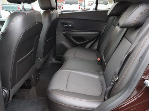 Used 2022 Chevrolet Trax LT w/ LT Convenience Package image 19