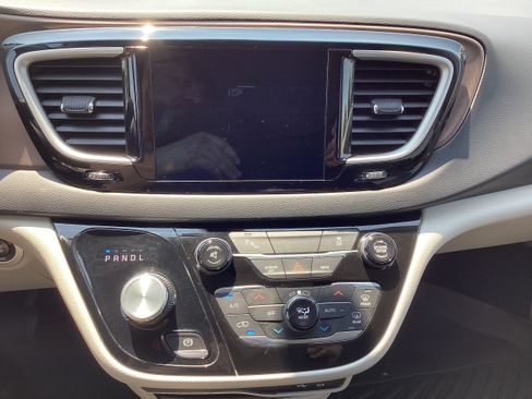 Used 2017 Chrysler Pacifica Touring-L FWD image 20