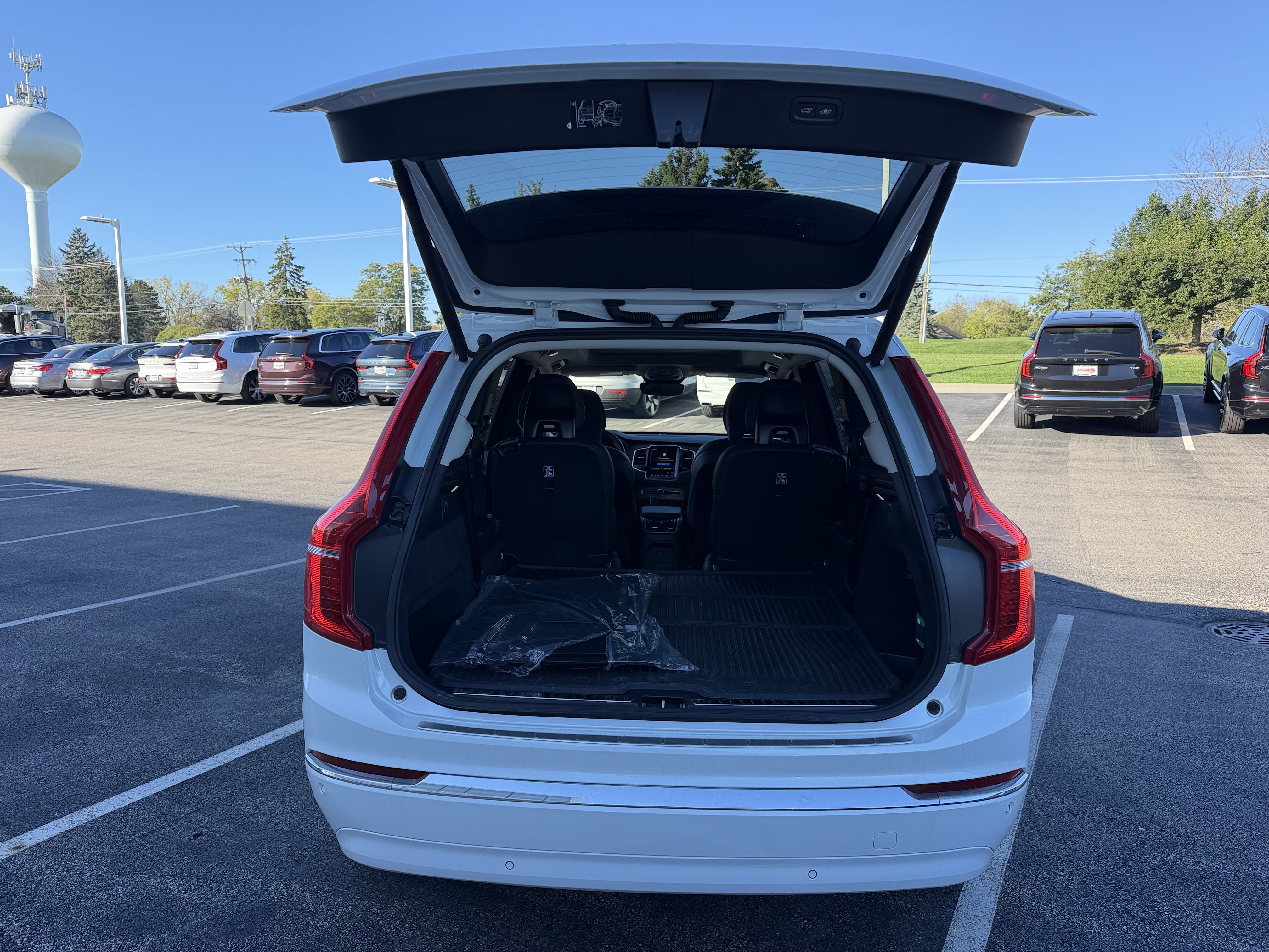 Used 2025 Volvo XC90 T8 Plus w/ Protection Package Premier AWD/4WD image 11