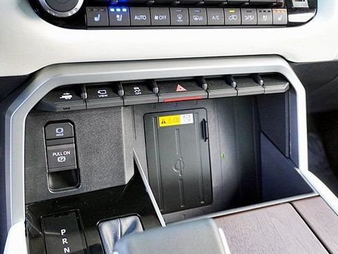Used 2024 Toyota Sequoia Capstone AWD/4WD image 43