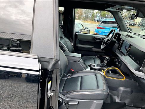 Used 2023 Ford Bronco Badlands image 7