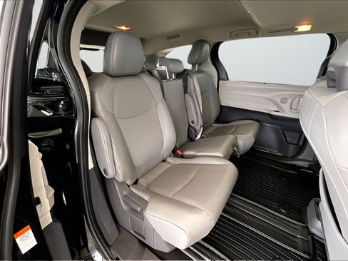 Used 2021 Toyota Sienna XLE FWD image 20