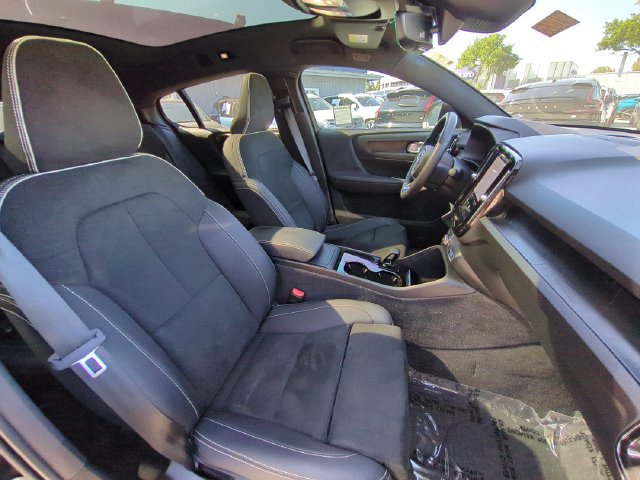 Certified 2023 Volvo C40 P8 Recharge Ultimate w/ Protection Package Premier AWD/4WD image 30