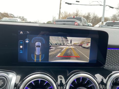 Used 2025 Mercedes-Benz GLB 250 4MATIC image 21