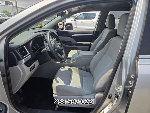 Used 2019 Toyota Highlander LE FWD image 10