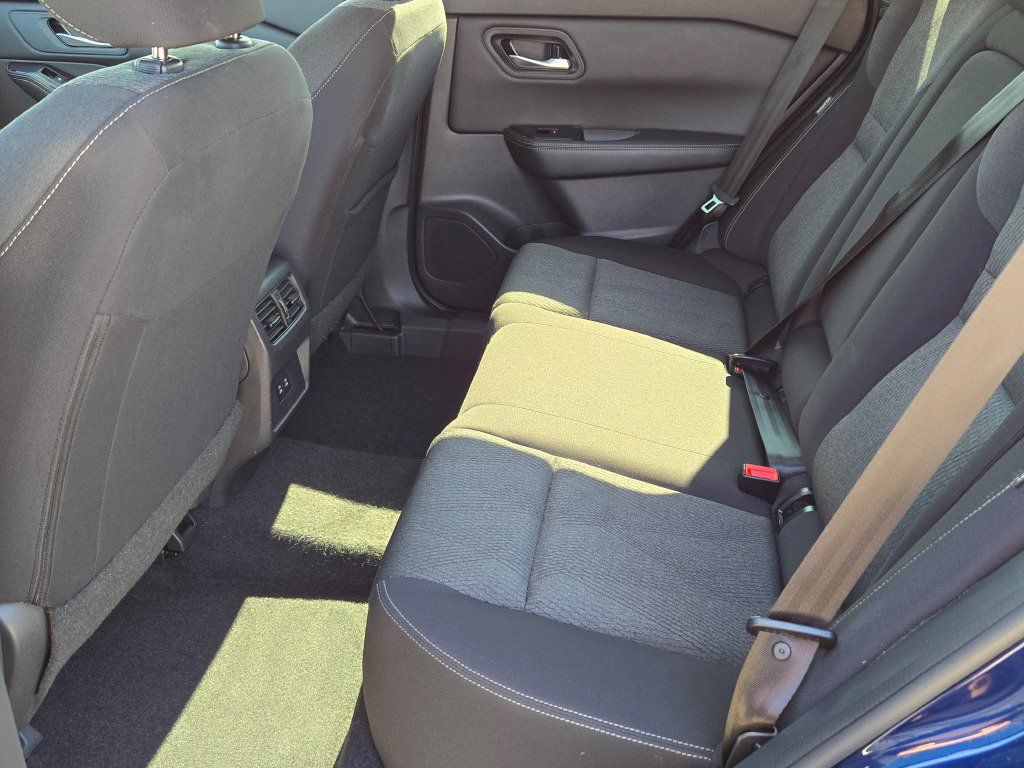 Used 2025 Nissan Rogue SV AWD/4WD image 19