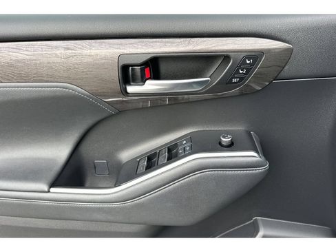 Used 2021 Toyota Highlander Limited AWD/4WD image 11