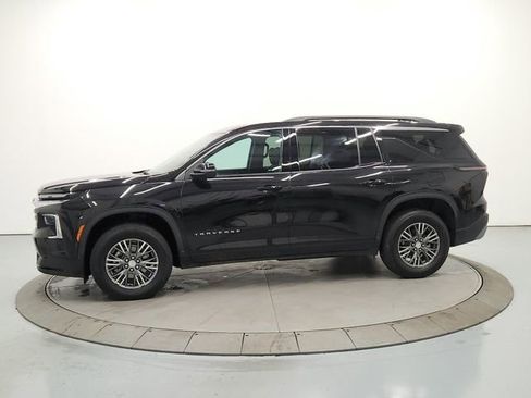 Used 2025 Chevrolet Traverse LT image 4