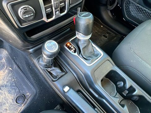 Used 2023 Jeep Gladiator Sport image 29