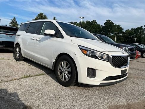 Used 2017 Kia Sedona LX w/ LX Essentials Premium Package FWD image 4