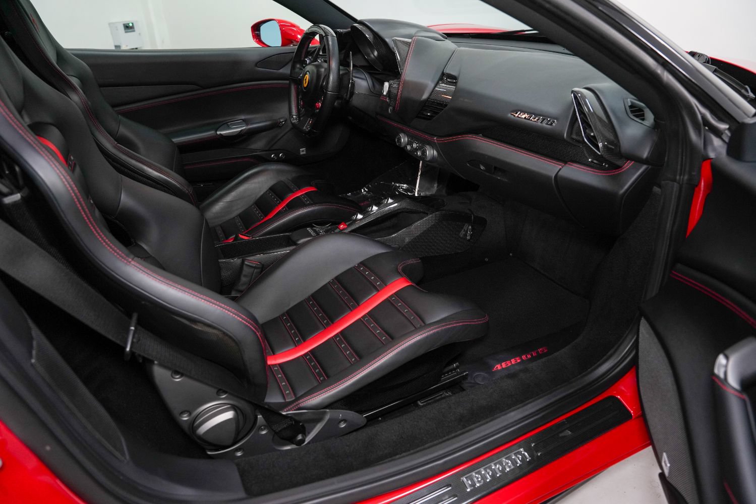 Used 2016 Ferrari 488 GTB RWD image 2