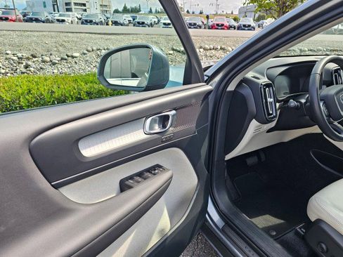 Used 2019 Volvo XC40 T5 Momentum image 23