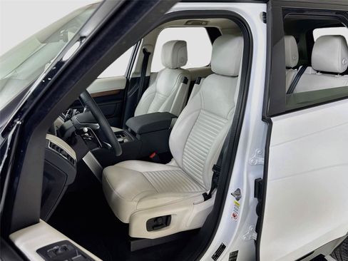 Used 2025 Land Rover Discovery Dynamic SE AWD/4WD image 14
