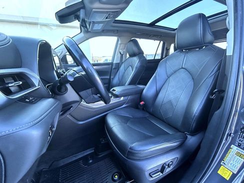 Used 2021 Toyota Highlander Platinum image 10