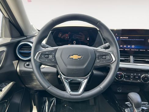 Used 2025 Chevrolet Trax LT w/ Driver Confidence Package FWD image 14