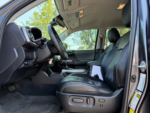 Certified 2021 Toyota Tacoma SR5 AWD/4WD image 12
