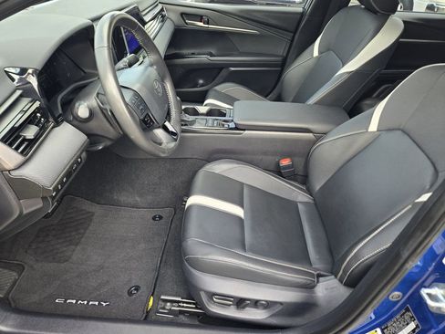 Used 2025 Toyota Camry SE w/ Convenience Package image 15