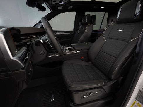 Used 2025 Cadillac Escalade V w/ LPO, ONYX Package image 21