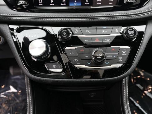 New 2027 Chrysler Pacifica Limited AWD/4WD image 17