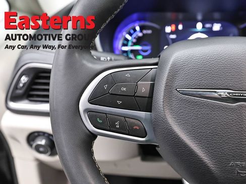 Used 2023 Chrysler Pacifica Limited FWD image 15